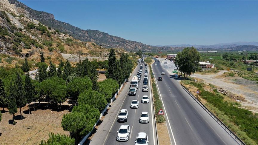 Kuşadası doldu taştı, sosyal mesafe yalan oldu