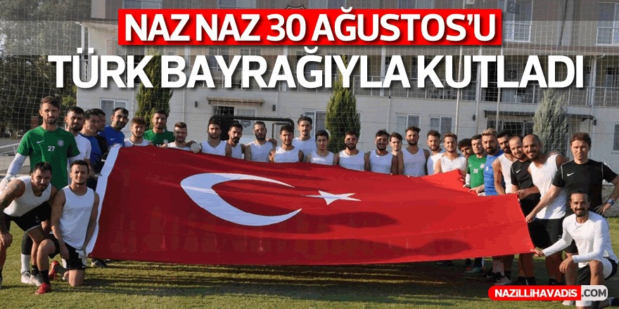 Naz Naz 30 Ağustos’u Türk Bayrağıyla Kutladı