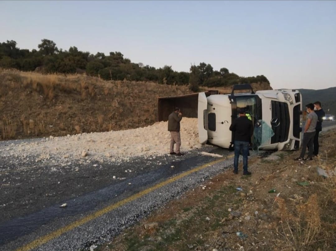 Maden yüklü kamyon devrildi: 1 yaralı