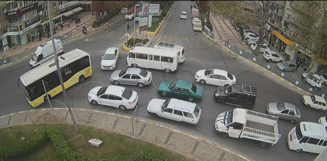 Aydınlı halk otobüsü şoförü ambulans için yolu kapattı