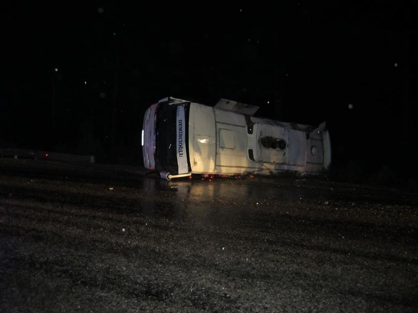 Tarım işçilerini taşıyan midibüs devrildi: 23 yaralı