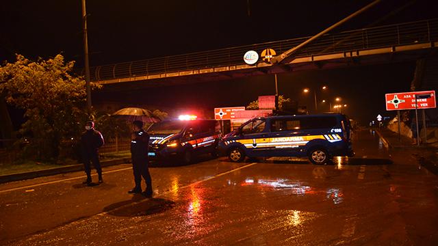 Aydın'da şiddetli yağış: Dere taştı, yol trafiğe kapandı