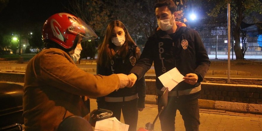 Nazilli'de yeni evli polis çift, 2021'e birlikte nöbet tutarak girdi