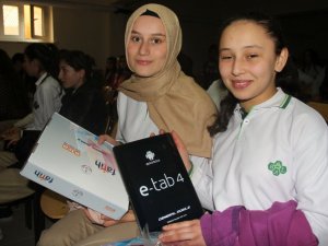 Tablet Dağıtan Karahan'dan Öğrencilere Tavsiye