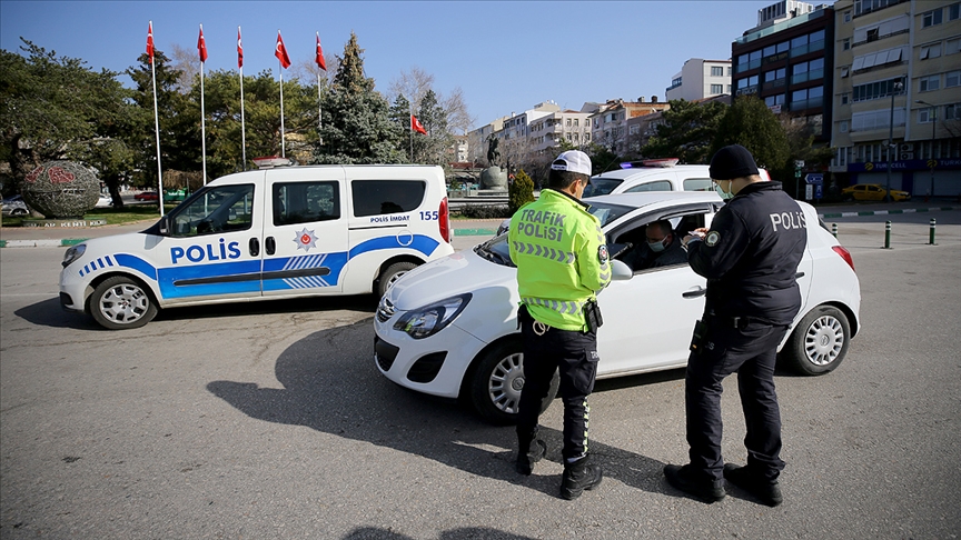 Sokağa çıkma kısıtlamalarına uymayan 22 bin 810 kişi hakkında işlem yapıldı