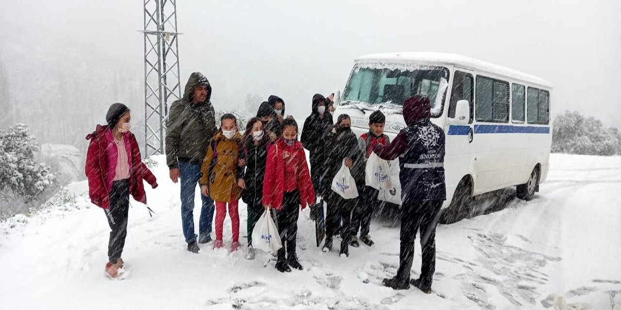 Yolda kalan öğrencilerin yardımına Büyükşehir yetişti