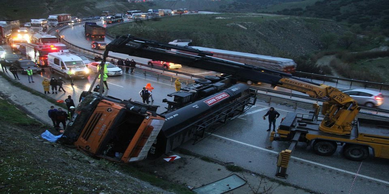 Zift yüklü tanker devrildi: 1 ölü, 1 yaralı