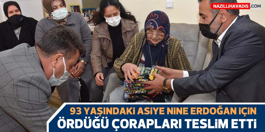 93 yaşındaki kadın, Erdoğan için ördüğü çorapları AK Parti yöneticilerine verdi.