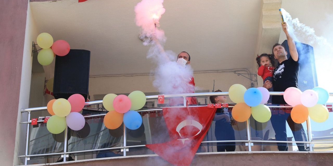 Aydın'da 23 Nisan balkonlardan kutlandı