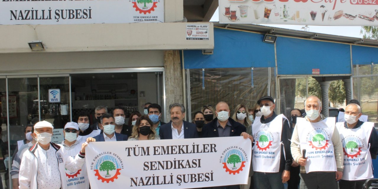 Tüm Emekli-Sen Nazilli Şubesi üyelerinden ‘kapatma davası’ öncesi eylem