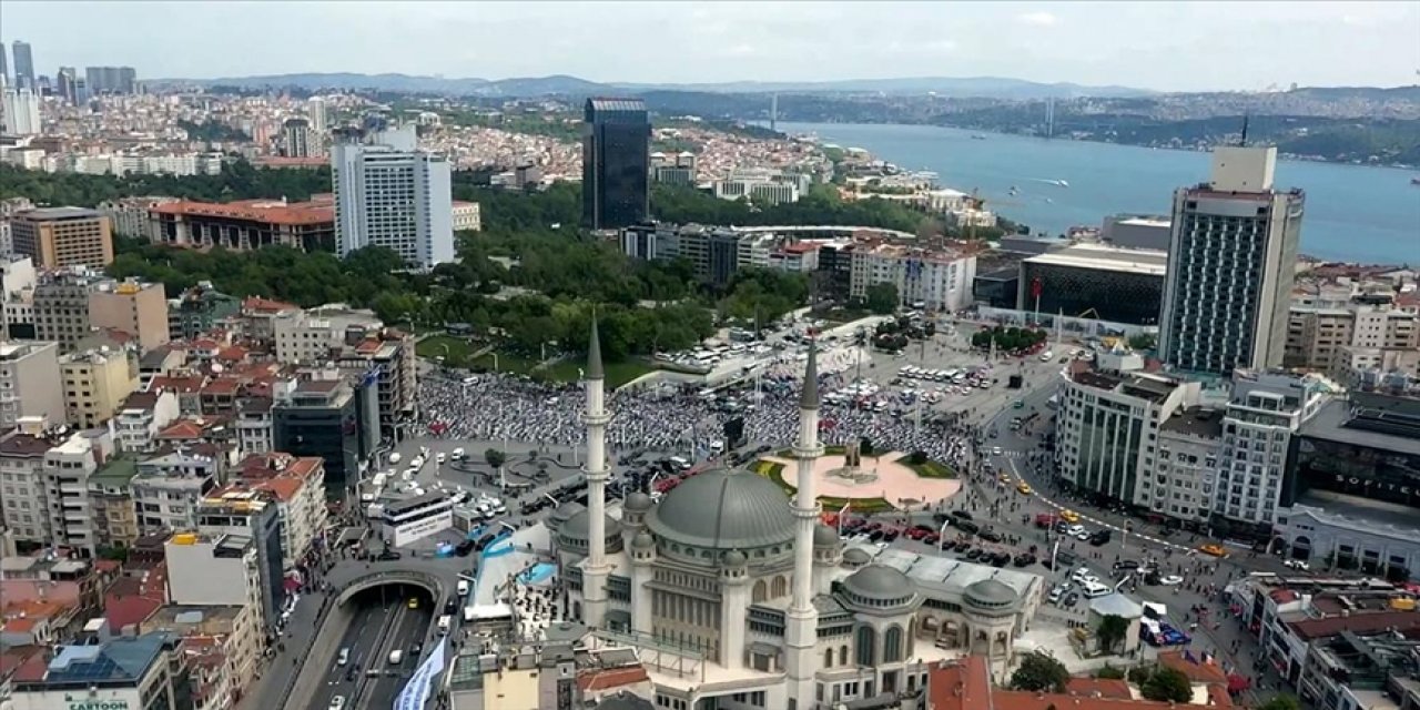 Taksim'e yapılan cami kılınan cuma namazıyla ibadete açıldı