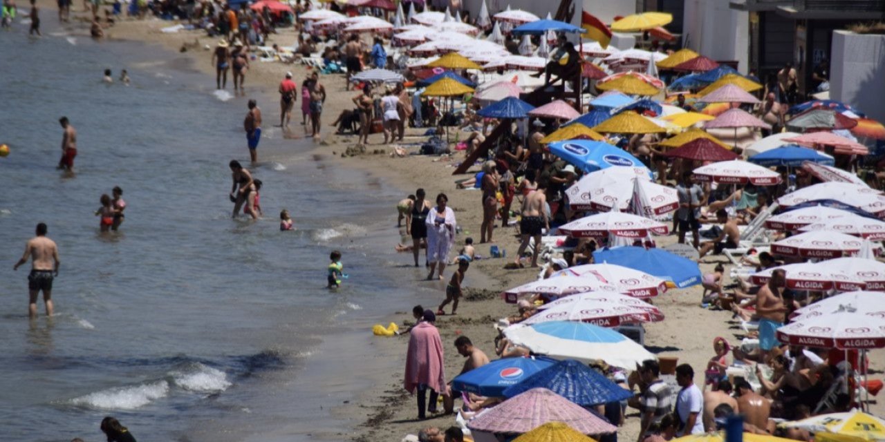 Kuşadası'nda tatilciler plajlara akın etti