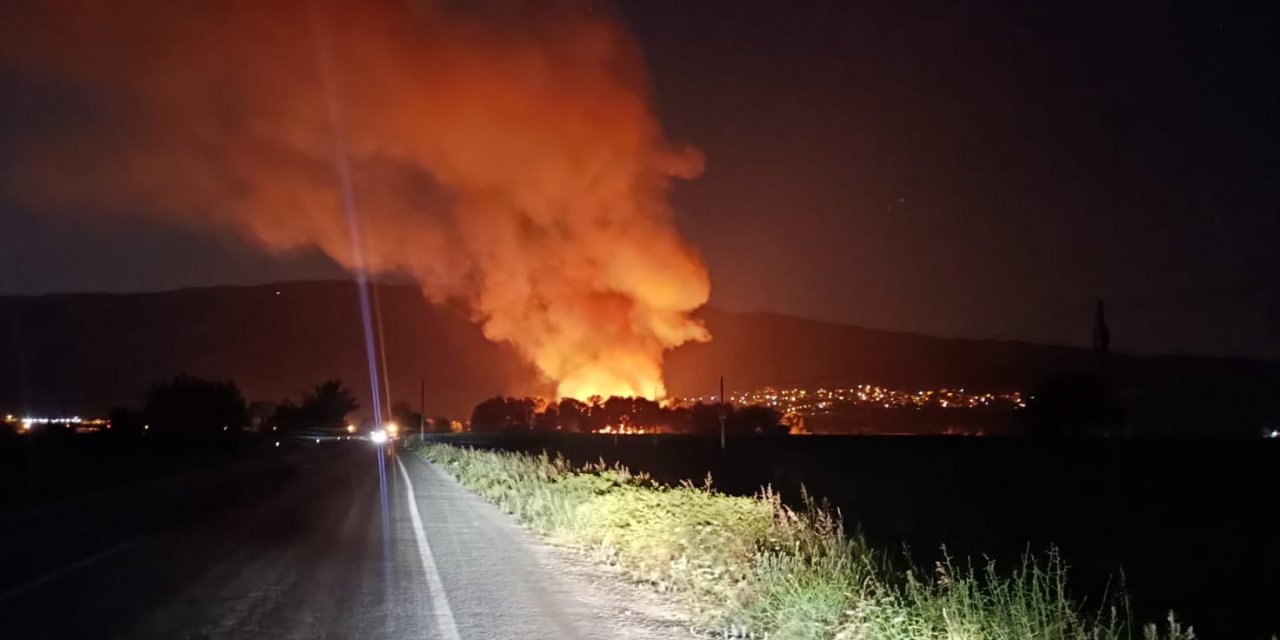 Nazilli’de yangın! Alevler geceyi böyle aydınlattı