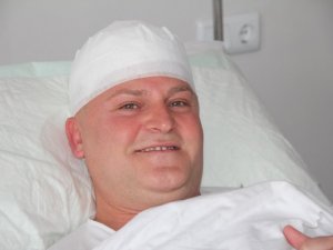 Makedon Sanatçı Samsun’da Saç Ektirdi