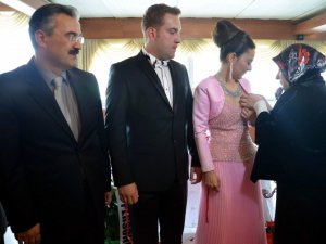 Erol Ayyıldız ve Bayan Ayyıldız Manevi Kızlarını Nişanladı