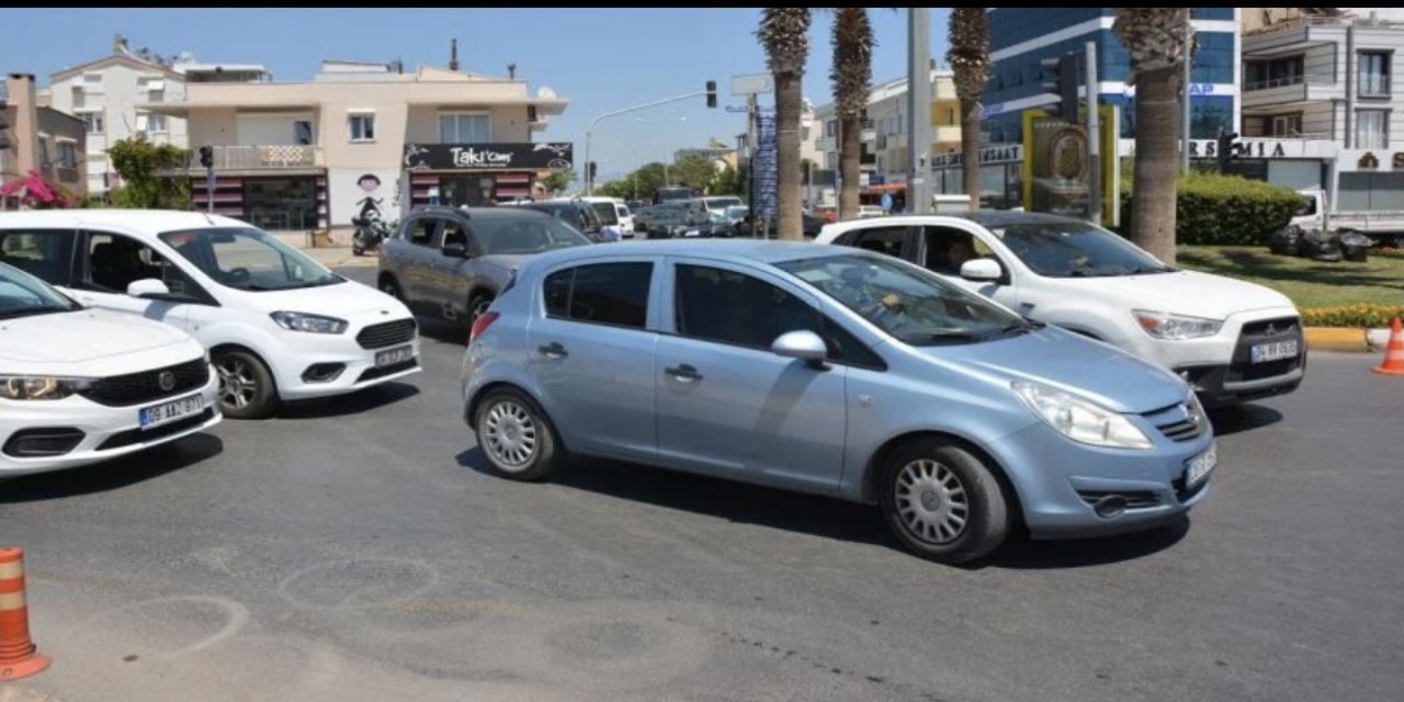 Aydın'da tatil merkezlerinde trafik yoğunluğu yaşanıyor