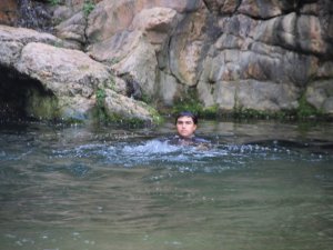 Mart Ayında Buz Gibi Şelalede Yüzdü