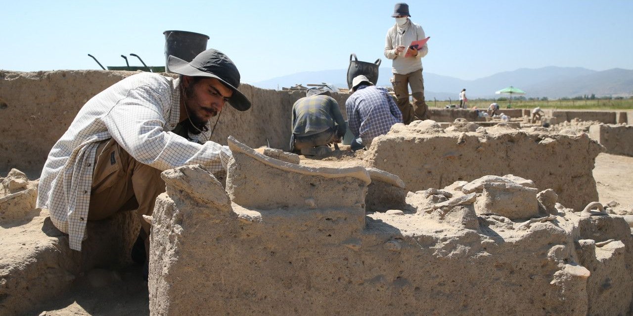 Aydın Tepecik Höyüğü'nde 3500 yıllık "seramik fırın" bulundu