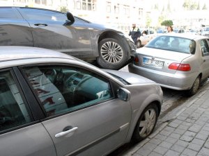 Virajı Alamayan Sürücü Park Halindeki Araçların Üzerine Çıktı