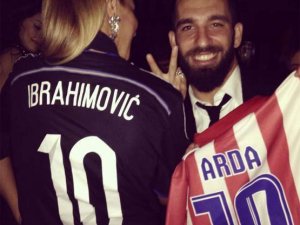 Arda Turan, İbrahimovic’in formasını Burcu Esmersoy’a verdi