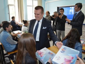 Söke’de Öğrencilere Tablet Dağıtımı Başladı