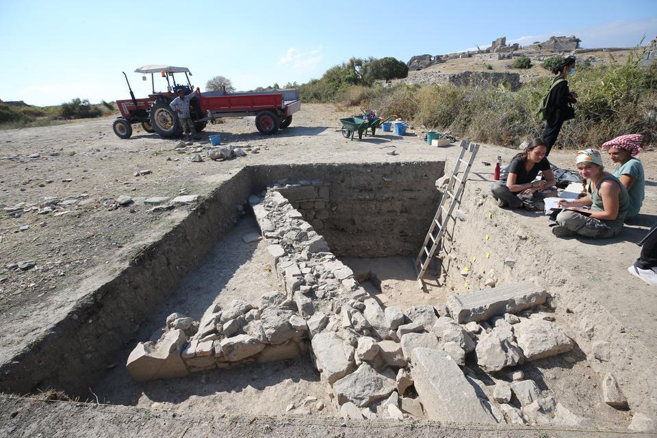 Didim'deki antik kent Miletos'ta 2 bin 400 yıllık iki eve ulaşıldı