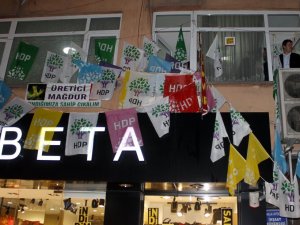 Ülkücüler, HDP Bayrağını Kesip Türk Bayrağı Astı