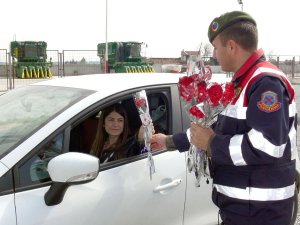 Söke’de Jandarma’dan Kadınlara Karanfilli Kutlama