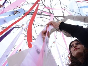 Kadınlar Dileklerini Yazdı