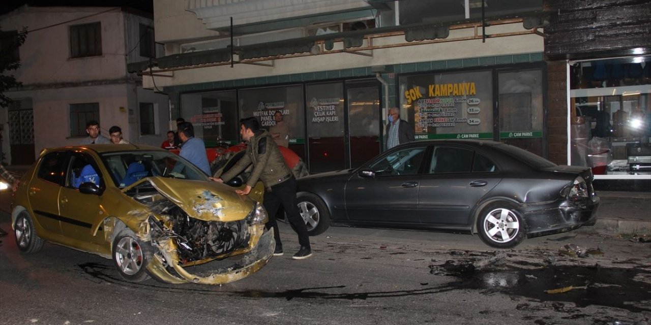 Park halindeki araçlara çarptı; 1 yaralı