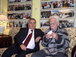 50 Yıl Siyasetçileri Fotoğraflayan Özer Üttü Hayatını Kaybetti