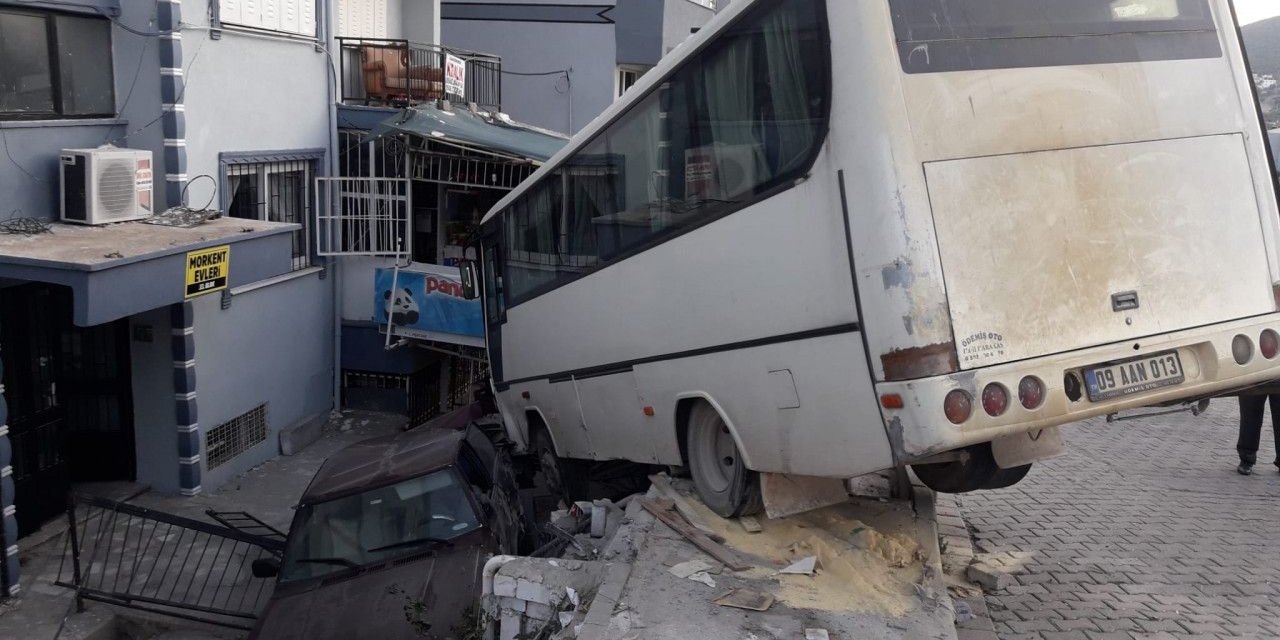 Aydın’da kontrolden çıkan midibüs, apartmana çarparak durabildi