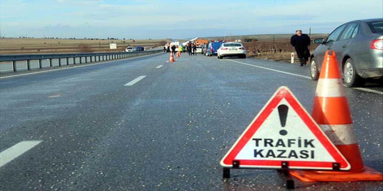 Aydın'da hafif ticari araçla otomobil çarpıştı; 1 ölü, 2 yaralı