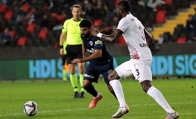 Hakem maçı erken bitirdi, oyuncuları soyunma odasından geri çağırdı