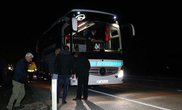 Otomobilin savurduğu taş otobüsteki yolcunun başına isabet etti