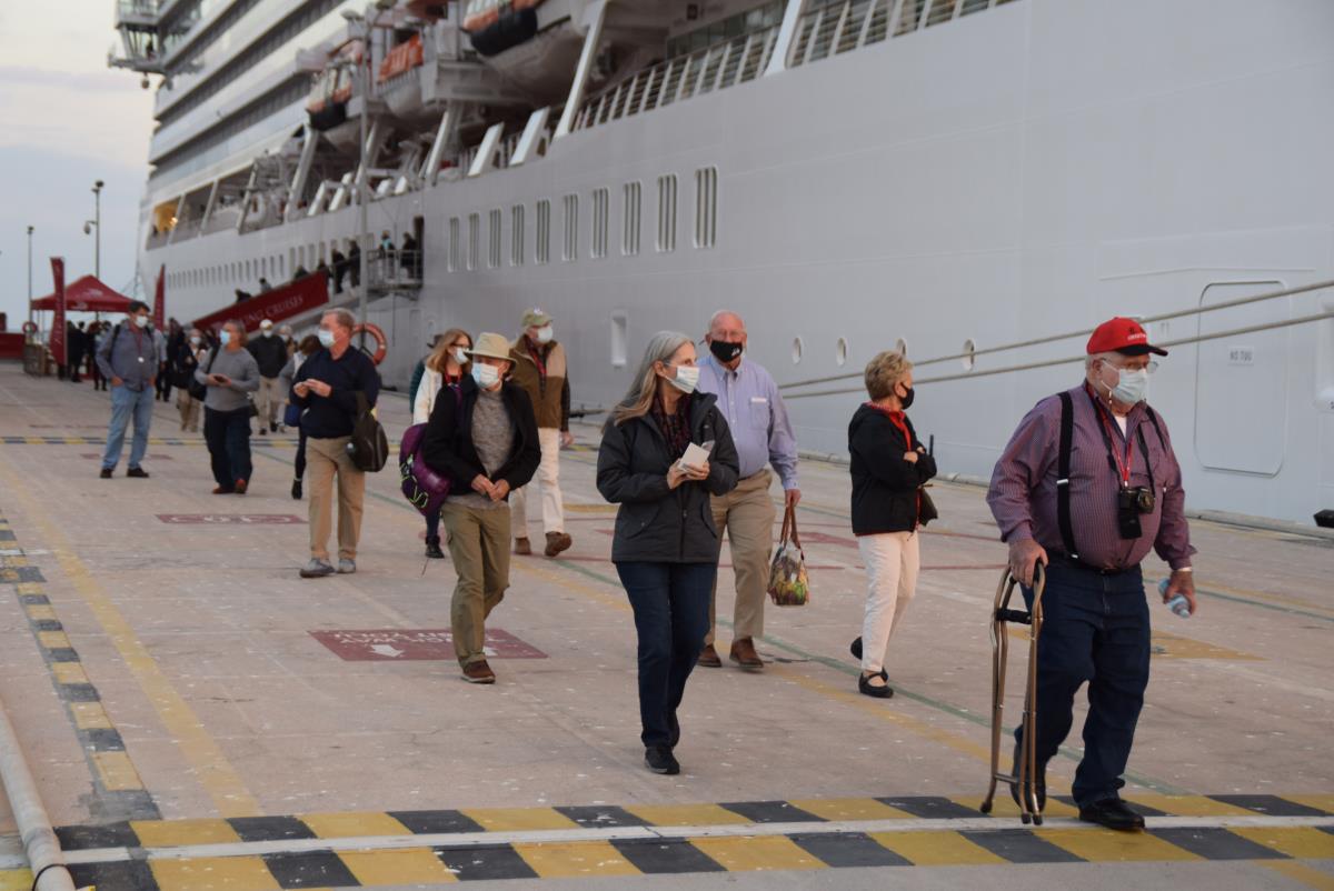 Kuşadası'na iki kruvaziyerle 1200 turist geldi