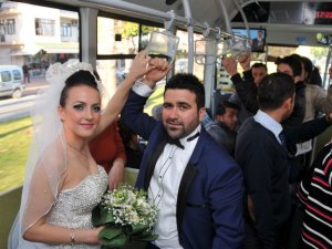 Çevreci Gelin ve Damat Halk Otobüsü'nde