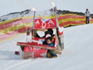 Düşe Kalka Kartonlu Kızak Keyfi