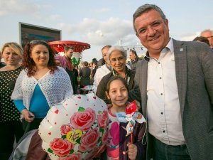 Kuşadası İsmail Cem Parkı’nda Panayır Havası Esti
