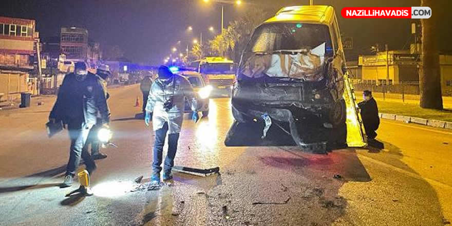 Minibüs refüjdeki korkuluk ile ağaca çarptı: 2 ölü, 3 yaralı