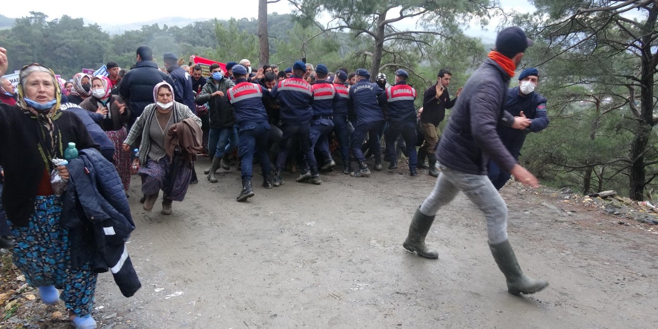 Aydın'da altın madeni istemeyen köylüler, jandarma barikatını aşıp, iş makinesinin lastiğini kesti