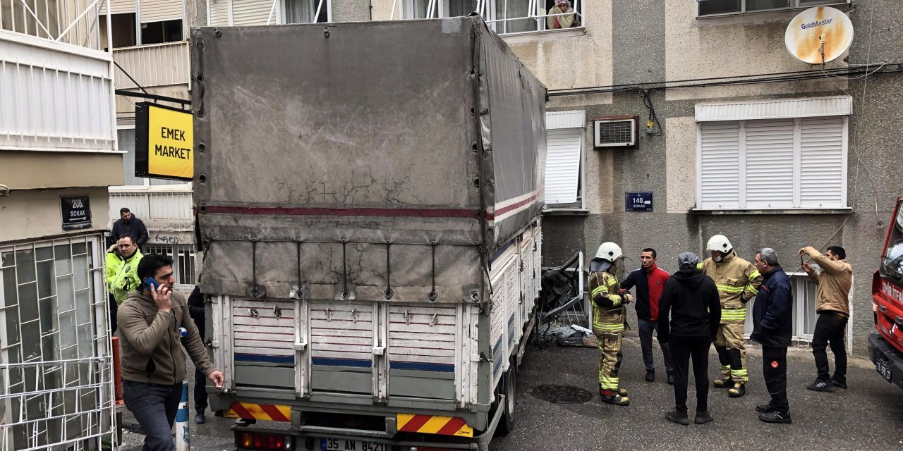 Freni boşalan kamyonet binaya çarptı: 3 yaralı