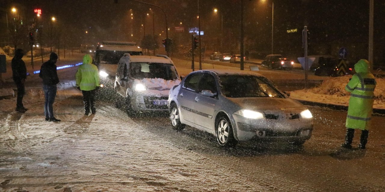 Denizli'de kar lastiği olmayan araçlar yolda kaldı