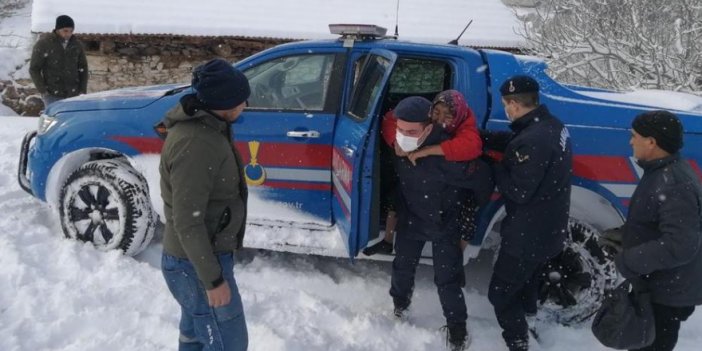 Aydın’da Yürekleri Isıtan Görüntü: Jandarma yaşlı kadını sırtında taşıdı