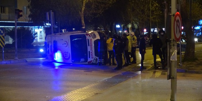 Ambulans ile otomobil çarpıştı: 3 yaralı