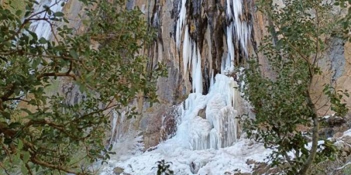 Su Uçan Şelalesi buz tuttu, sarkıtlar oluştu