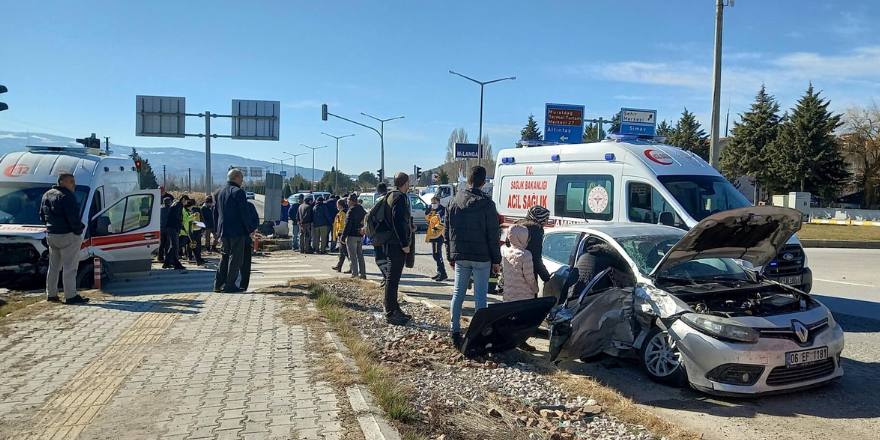 Kütahya'da ambulans ile iki araç çarpıştı: 10 yaralı
