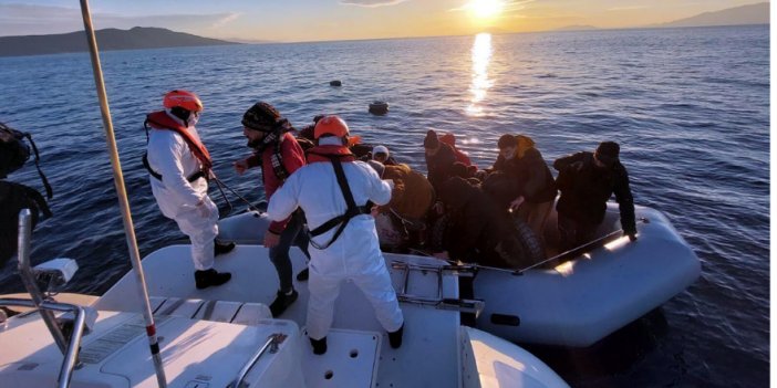 Yunanistan'ın geri ittiği 19 kaçak göçmen kurtarıldı