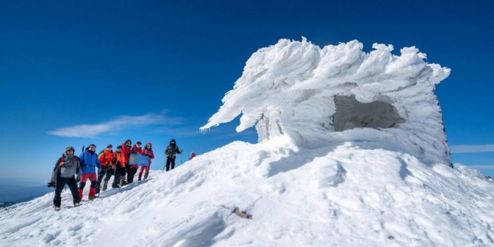 Sandras Dağı'nın zirvesinde taş barınak buz tuttu