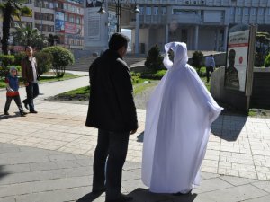 İşten Çıkarılınca Kefenli Eylem Yaptı